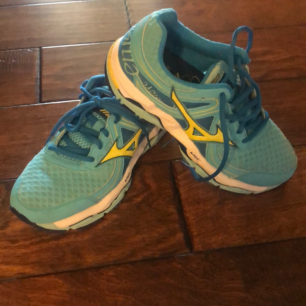 Mizuno Waves
